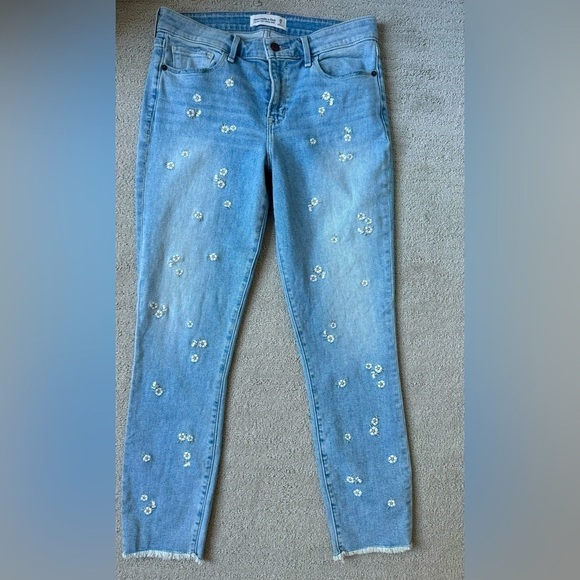 Abercrombie and Fitch mid rise, super skinny ankle w/ DAISY 🌼 embroidery 28/6R - Picture 1 of 11